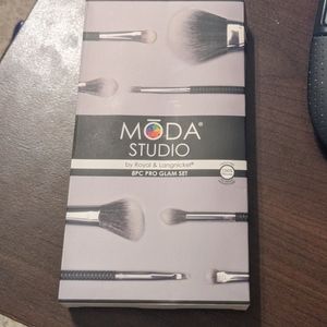 MODA Studio 8pc Pro Glam Set